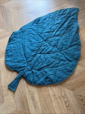 Leaf-Shaped Quilted Floor Mat in Teal